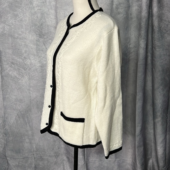 Croft & Barrow Cream & Black Floral Embroidery Detail Button Front Cardigan - SM - Picture 4 of 15